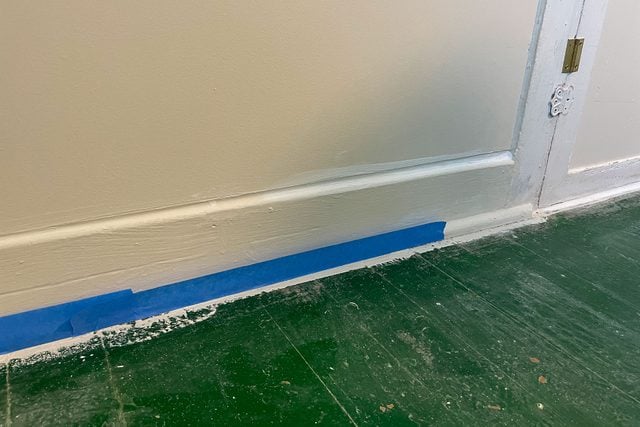 Taping the floor edges with blue tape